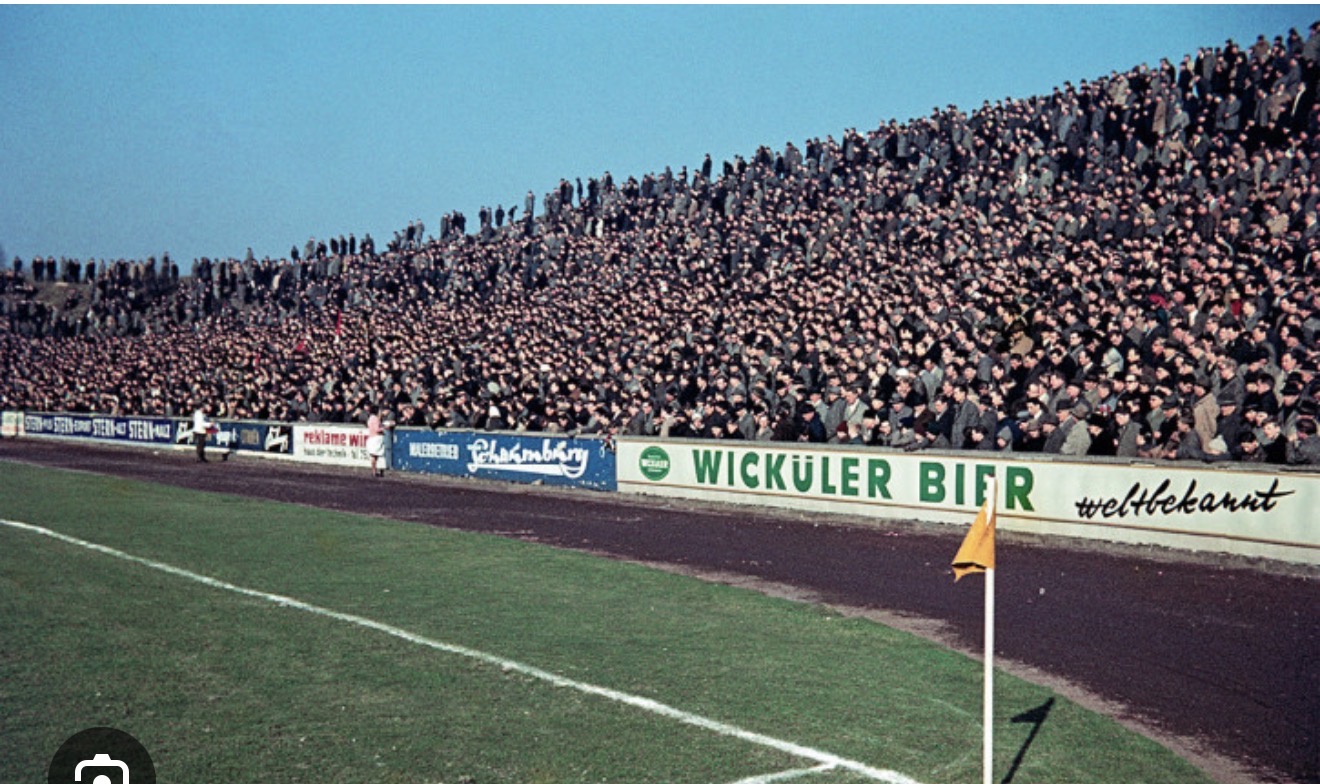 Große Fußballkulisse