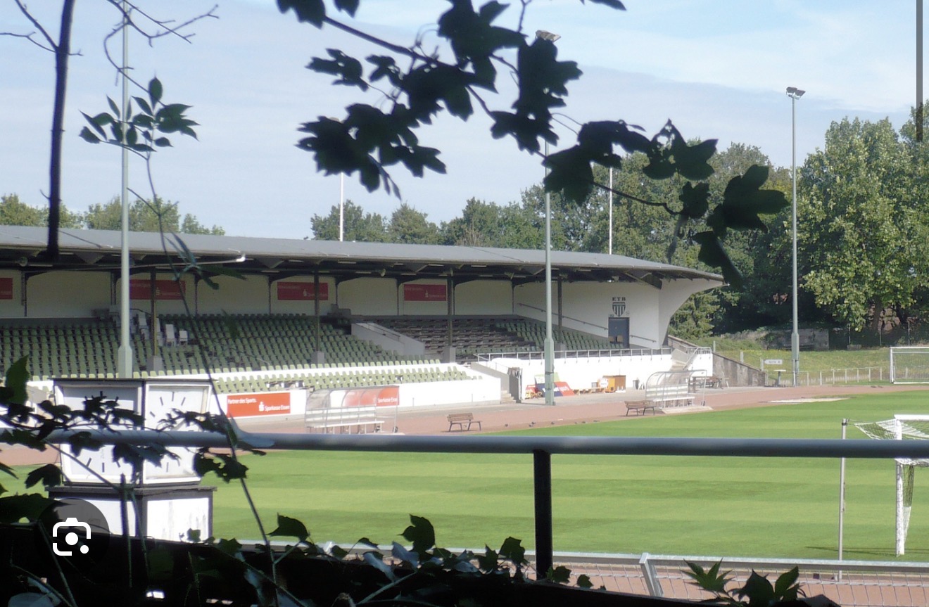 Tribüne & Spielfeld