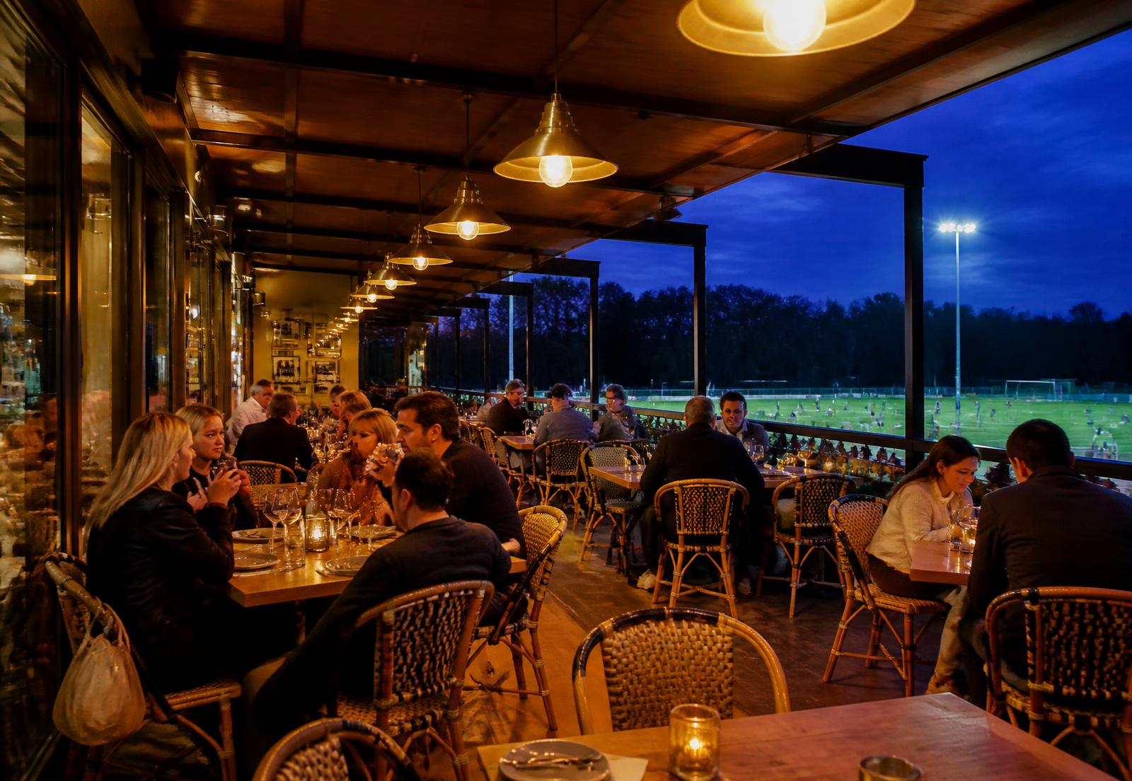 Überdachte Terrasse mit Blick auf den Platz am Abend